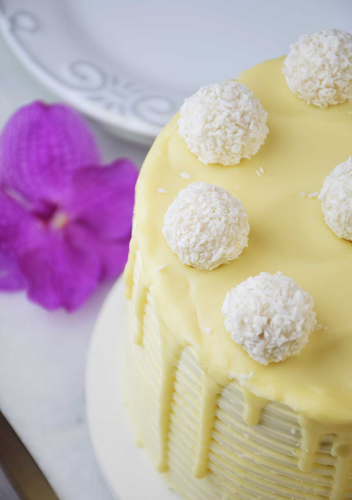 Bolo de aniversário simples feminino branco coberto com manteiga